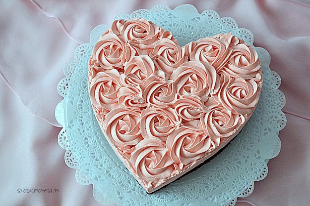 truskawkowe serce, ciasto serce, mus truskawkowy, róże, tort serce, ciasto czekoladowe, krem do dekoracji, tylka, 