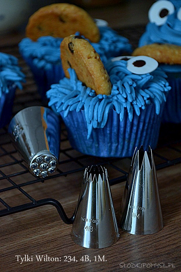 babeczki ciasteczkowy potwór, niebieskie babeczki, blue velvet cupcakes, babeczki z kremem, pieguski, 