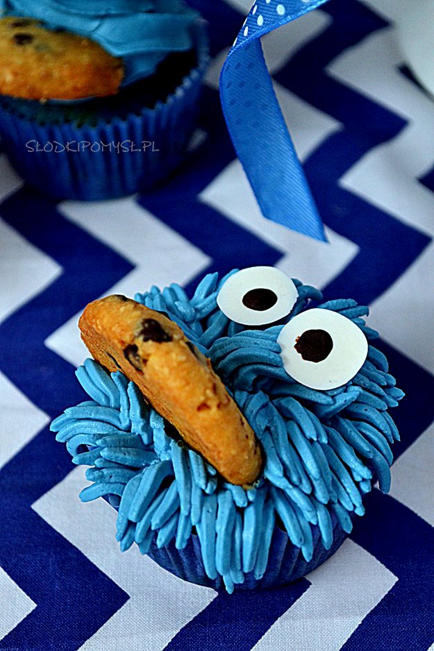 babeczki ciasteczkowy potwór, niebieskie babeczki, blue velvet cupcakes, babeczki z kremem, pieguski, 