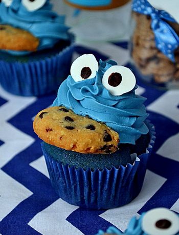 babeczki ciasteczkowy potwór, niebieskie babeczki, blue velvet cupcakes, babeczki z kremem, pieguski,