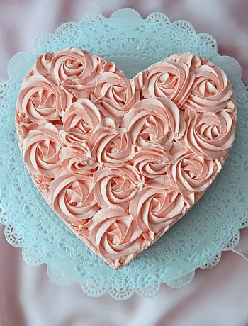 truskawkowe serce, ciasto serce, mus truskawkowy, róże, tort serce, ciasto czekoladowe, krem do dekoracji, tylka,