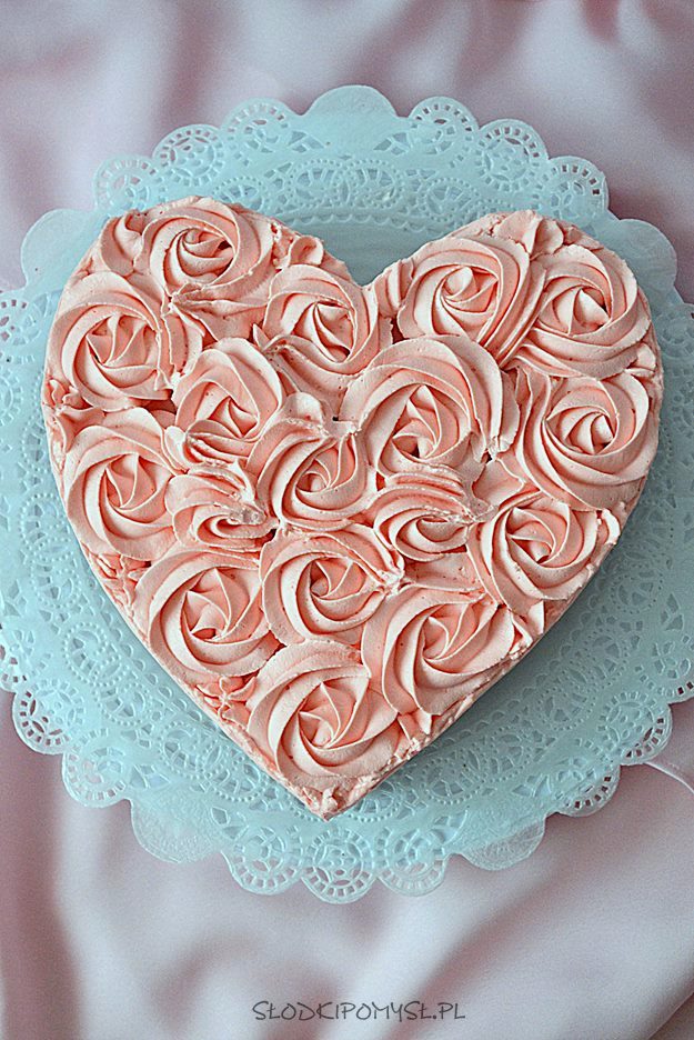 truskawkowe serce, ciasto serce, mus truskawkowy, róże, tort serce, ciasto czekoladowe, krem do dekoracji, tylka,