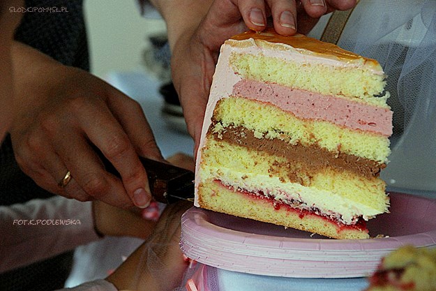 tort dla baletnicy, tort dla dziewczynki, różowy tort, drip z białej czekolady, tort z kwiatami, tort urodzinowy, 