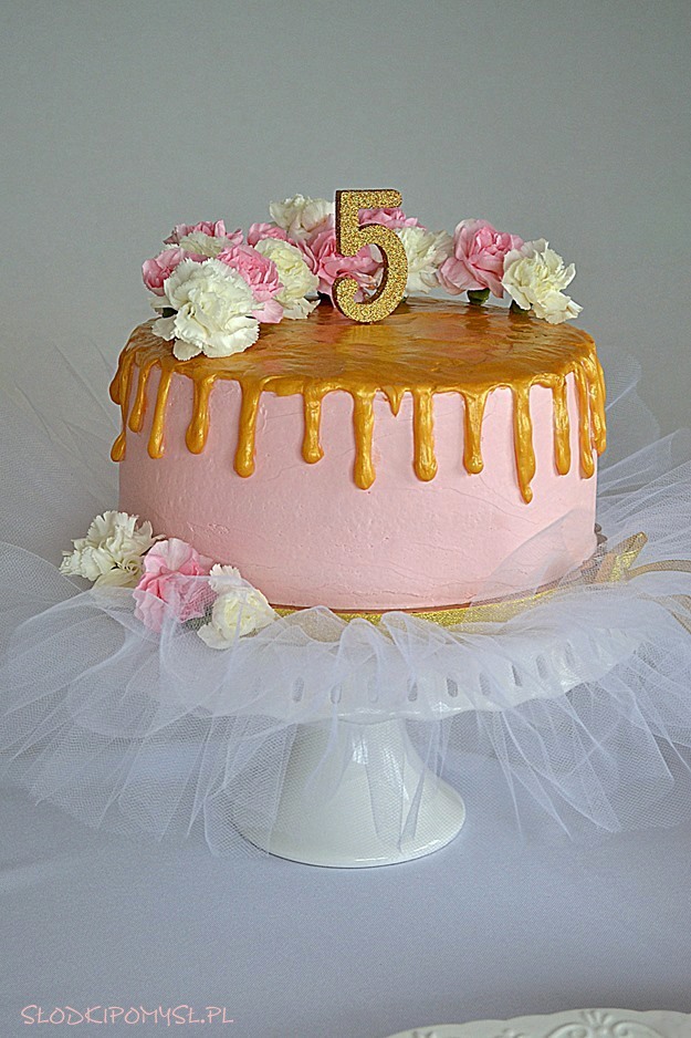 tort dla baletnicy, tort dla dziewczynki, różowy tort, drip z białej czekolady, tort z kwiatami, tort urodzinowy,