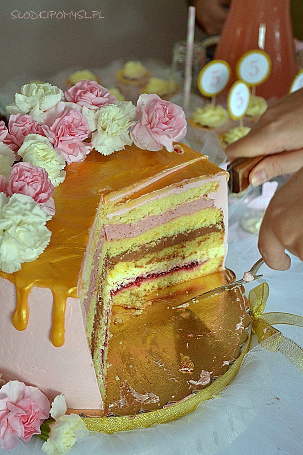 tort dla baletnicy, tort dla dziewczynki, różowy tort, drip z białej czekolady, tort z kwiatami, tort urodzinowy, 