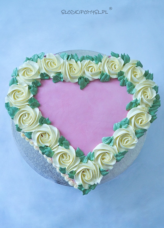 jak zrobić tort serce, jak zrobić tort w kształcie serca, tort serce, tort serce bez rantu, serce z różami, tort, krem czekoladowy.