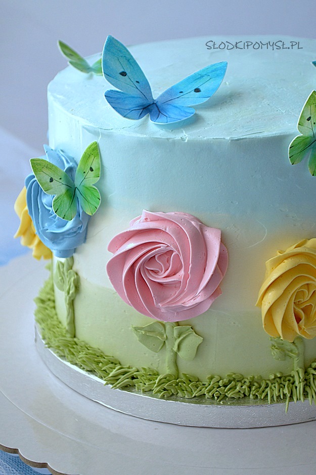 tort urodzinowy, tort z kremem z białej czekolady, tort dla dziecka, tort z musem jeżynowym, tort z motylkami, 