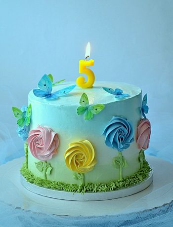 tort urodzinowy, tort z kremem z białej czekolady, tort dla dziecka, tort z musem jeżynowym, tort z motylkami,