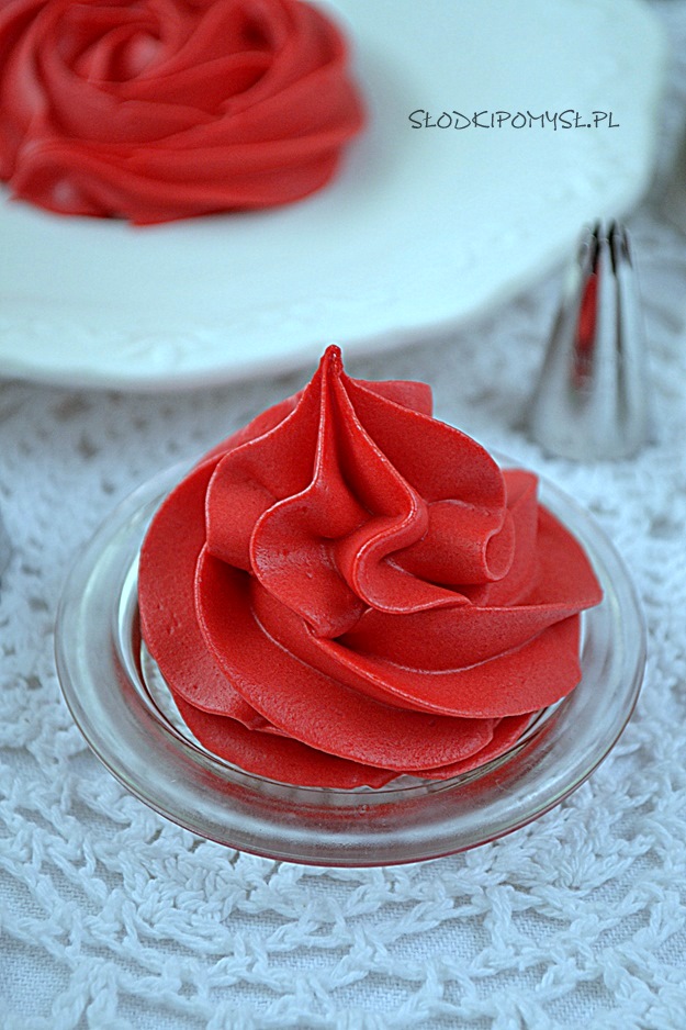 Czerwony krem do dekoracji, jak zrobić czerwony krem do tortu, jak uzyskać czerwony kolor kremu do dekoracji, jak zabarwić krem na czerwono, 