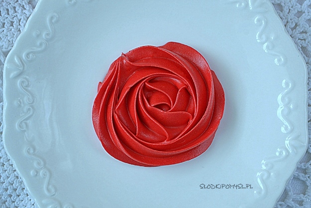 Czerwony krem do dekoracji, jak zrobić czerwony krem do tortu, jak zrobić czerwony krem maślany, jak uzyskać czerwony kolor kremu do dekoracji