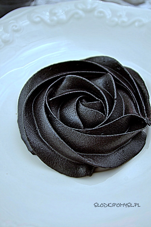 czarny krem do dekoracji, jak uzyskać czarny krem do dekoracji, czarny krem do tynkowania, jak zrobić czarny krem do dekoracji, czarny krem do tortu, 