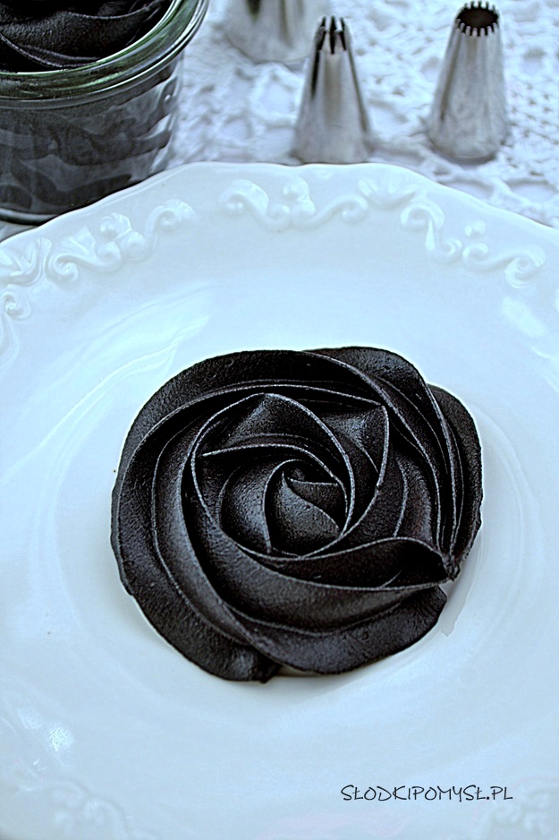 czarny krem do dekoracji, jak uzyskać czarny krem do dekoracji, czarny krem do tynkowania, jak zrobić czarny krem do dekoracji, czarny krem do tortu,