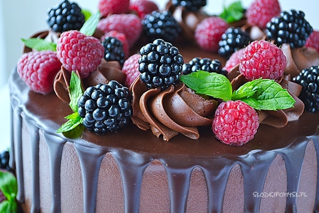 tort drip cake, tort w stylu drip cake, tort czekoladowy, czekoladowy tort z malinami, tort z owocami, 