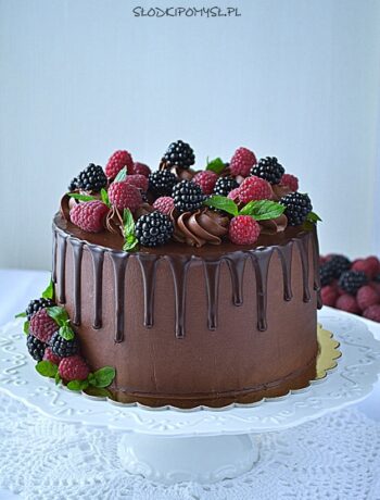 tort drip cake, tort w stylu drip cake, tort czekoladowy, czekoladowy tort z malinami, tort z owocami,