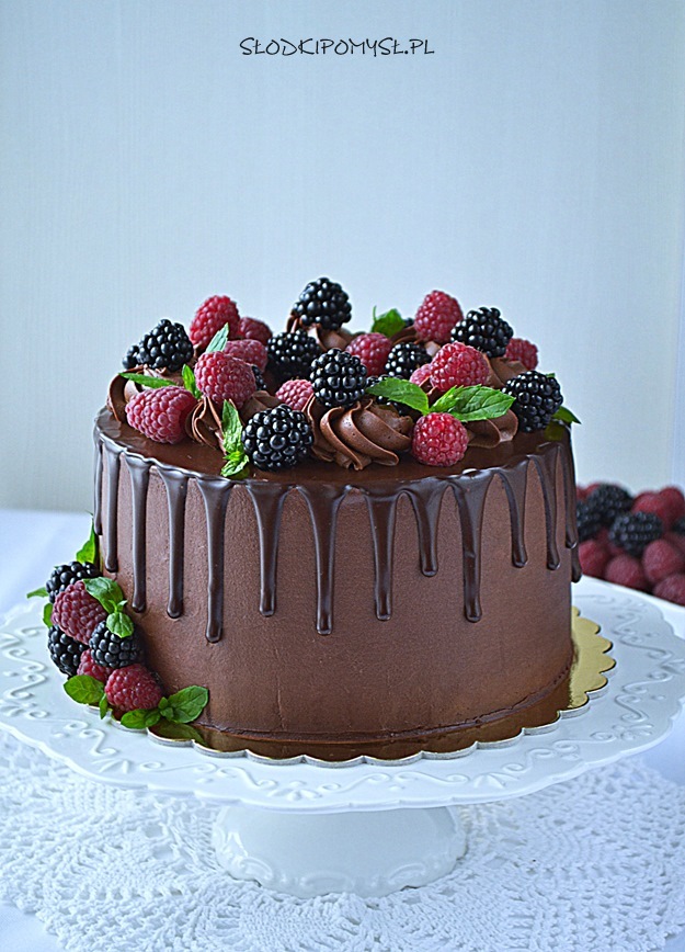 tort drip cake, tort w stylu drip cake, tort czekoladowy, czekoladowy tort z malinami, tort z owocami,
