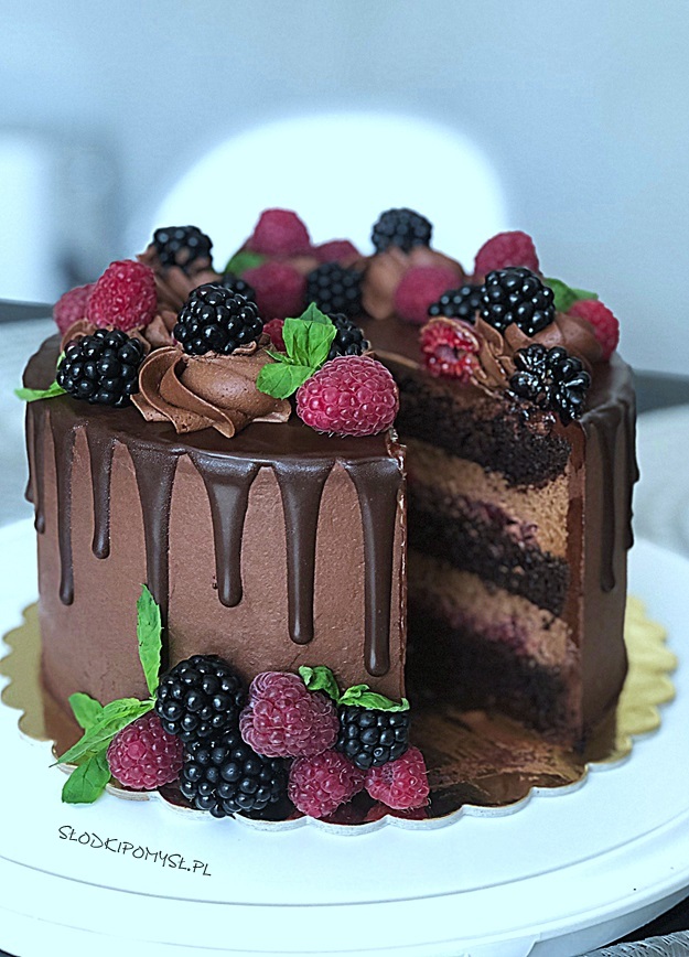 tort drip cake, tort w stylu drip cake, tort czekoladowy, czekoladowy tort z malinami, tort z owocami, 