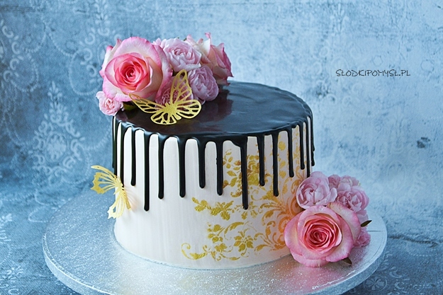 tort z musem czekoladowo kawowym, tort z musem z białej czekolady, tort z kwiatami, tort z czarnym dripem, 