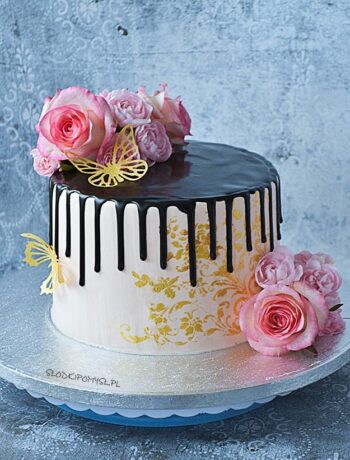 tort z musem czekoladowo kawowym, tort z musem z białej czekolady, tort z kwiatami, tort z czarnym dripem,