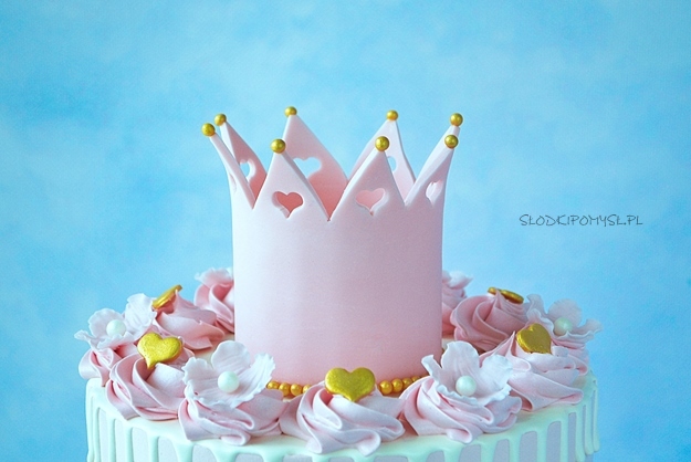 korona na tort, korona z masy cukrowej, jak zrobić koronę na tort z masy cukrowej, złota korona z masy cukrowej, korona dla dziewczynki, 