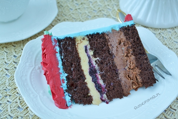 tort czekoladowo orzechowy, tort z masłem orzechowym, przepis na tort z kremem orzechowym, biszkopt kakaowy, chrupka do tortu, 